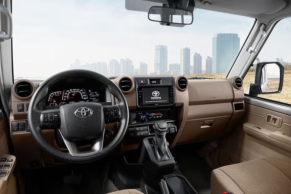 Toyota Land Cruiser 70  view 4